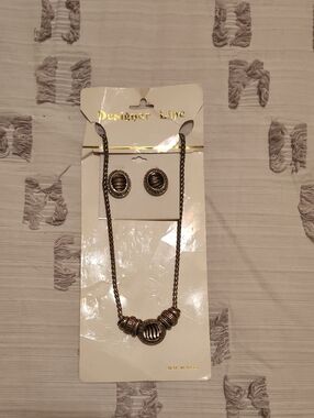 Gold-Tone Ribbed Pendant Necklace with Matching Earrings